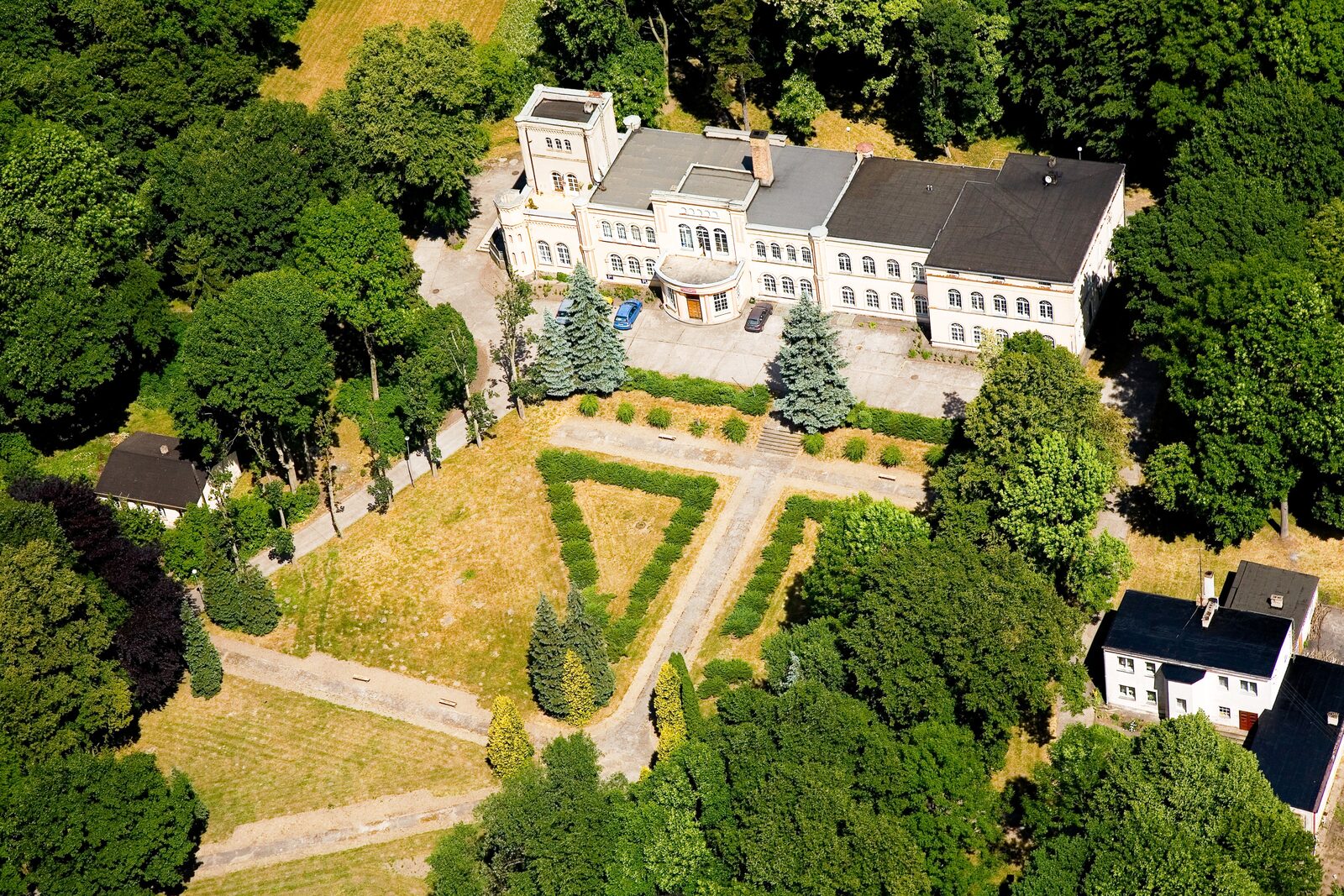 Neogotycki pałac w Radawnicy z XIX wieku